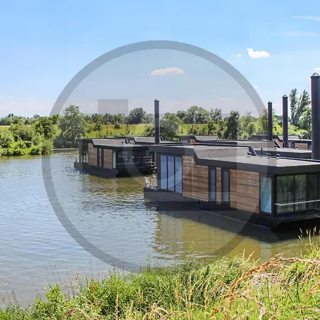 Botel Lovely Ship In Ohe Laak With Kitchen Ohe en Laak